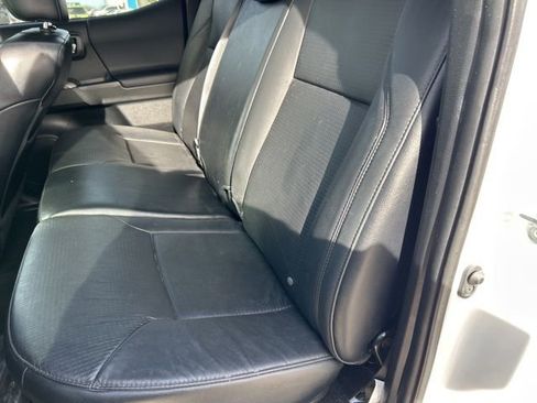 Used 2022 Toyota Tacoma TRD Sport image 12