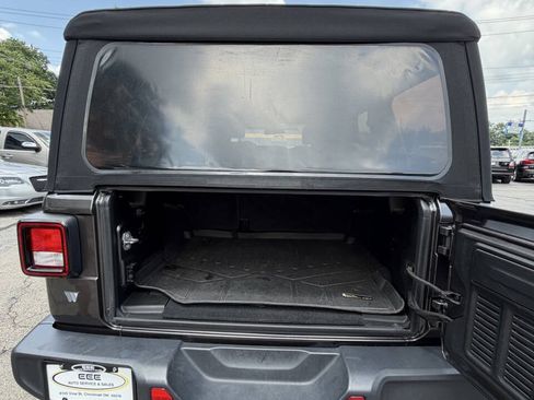 Used 2019 Jeep Wrangler Unlimited Sahara w/ Cold Weather Group AWD/4WD image 14