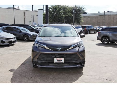 Used 2022 Toyota Sienna LE FWD image 2