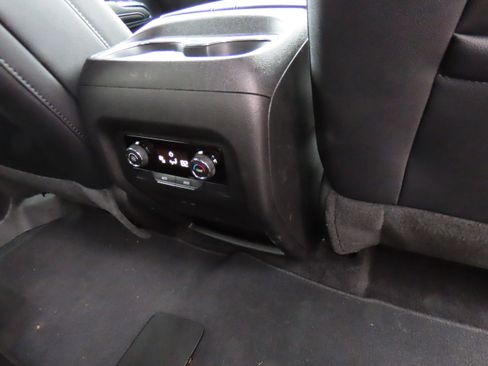 Used 2025 Chevrolet Traverse LT image 14