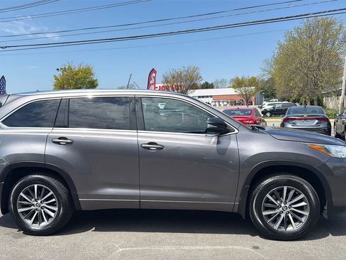 Used 2017 Toyota Highlander XLE w/ Carpet Mat Package AWD/4WD image 12