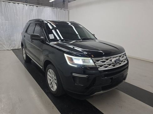 Used 2018 Ford Explorer XLT image 3