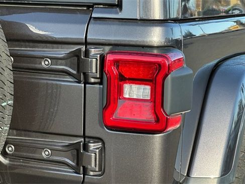 Used 2019 Jeep Wrangler Unlimited Sahara image 31