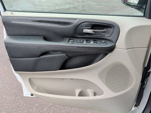 Used 2018 Dodge Grand Caravan SXT FWD image 25