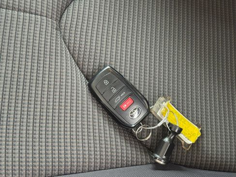 Used 2025 Toyota Highlander LE FWD image 18