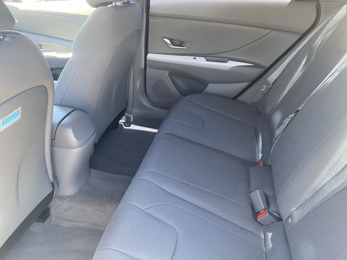 Used 2021 Hyundai Elantra SE FWD image 15