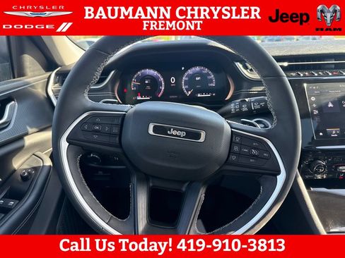 Used 2023 Jeep Grand Cherokee Laredo w/ Luxury Tech Group I AWD/4WD image 14