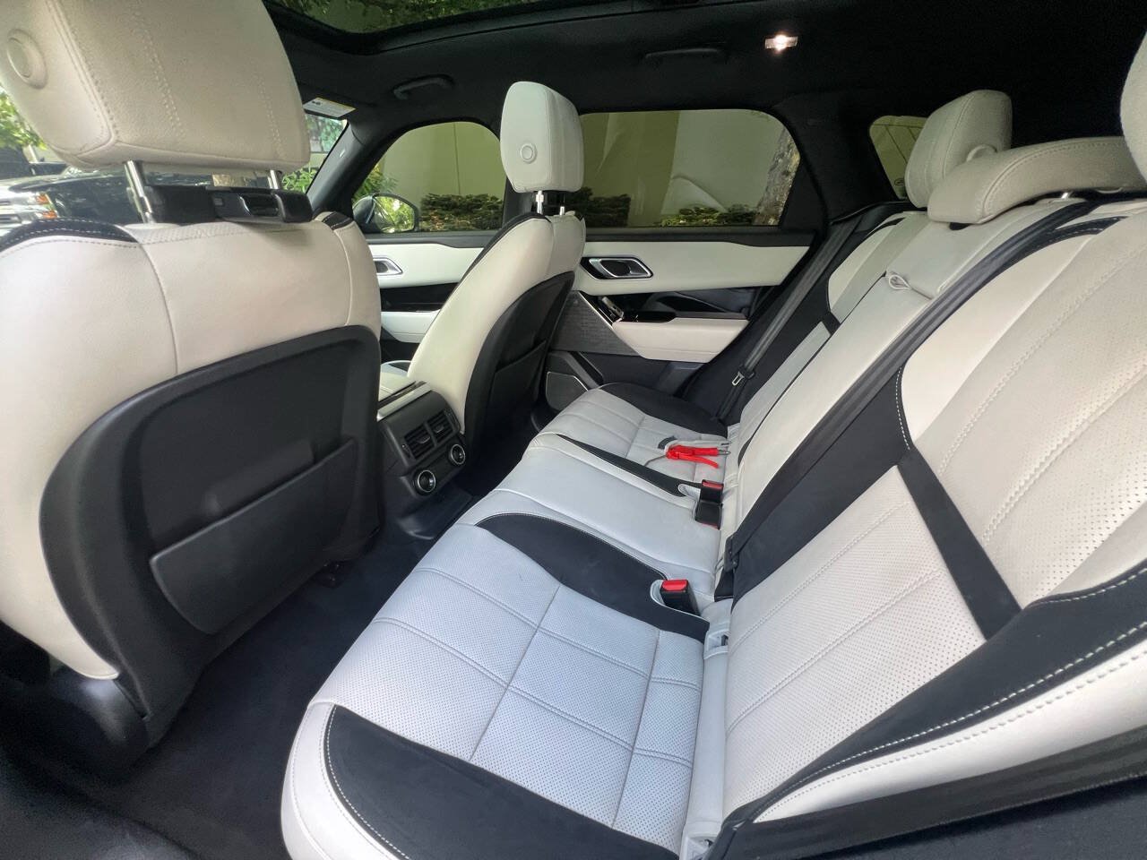 Used 2019 Land Rover Range Rover Velar R-Dynamic SE AWD/4WD image 15