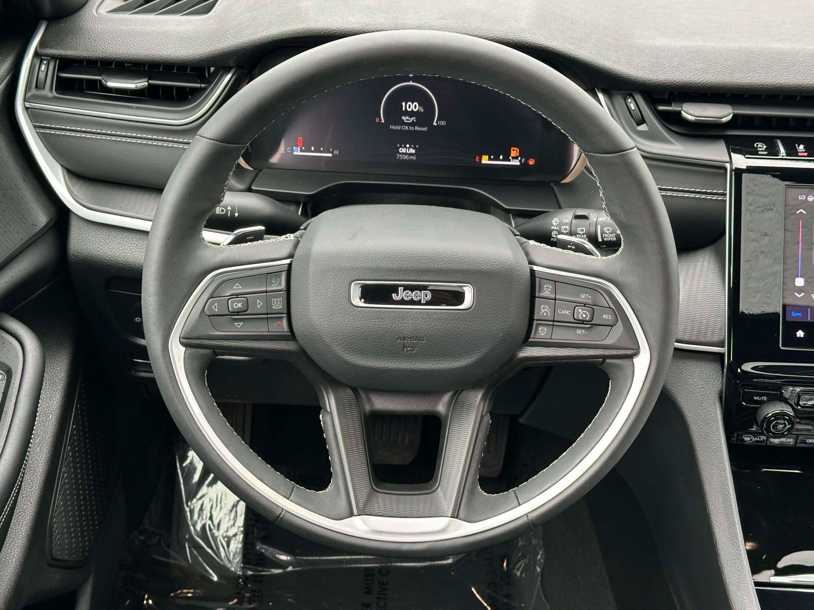 Used 2025 Jeep Grand Cherokee Altitude AWD/4WD image 12