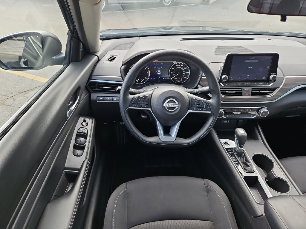 Used 2025 Nissan Altima 2.5 SV FWD image 12