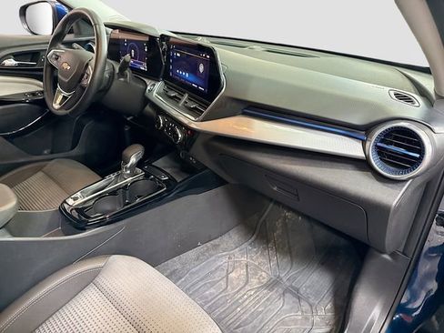 Used 2024 Chevrolet Trax LT w/ Sunroof Package image 29