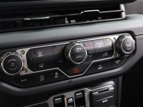 Used 2025 Jeep Wrangler Unlimited Rubicon image 13