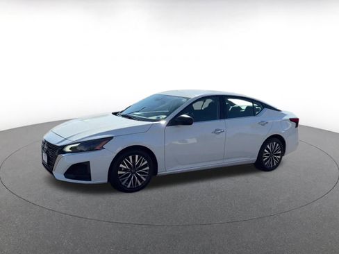 Used 2025 Nissan Altima 2.5 SV FWD image 8
