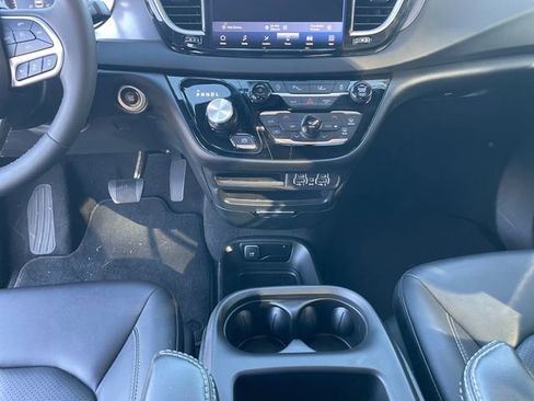 Used 2025 Chrysler Pacifica Select image 11