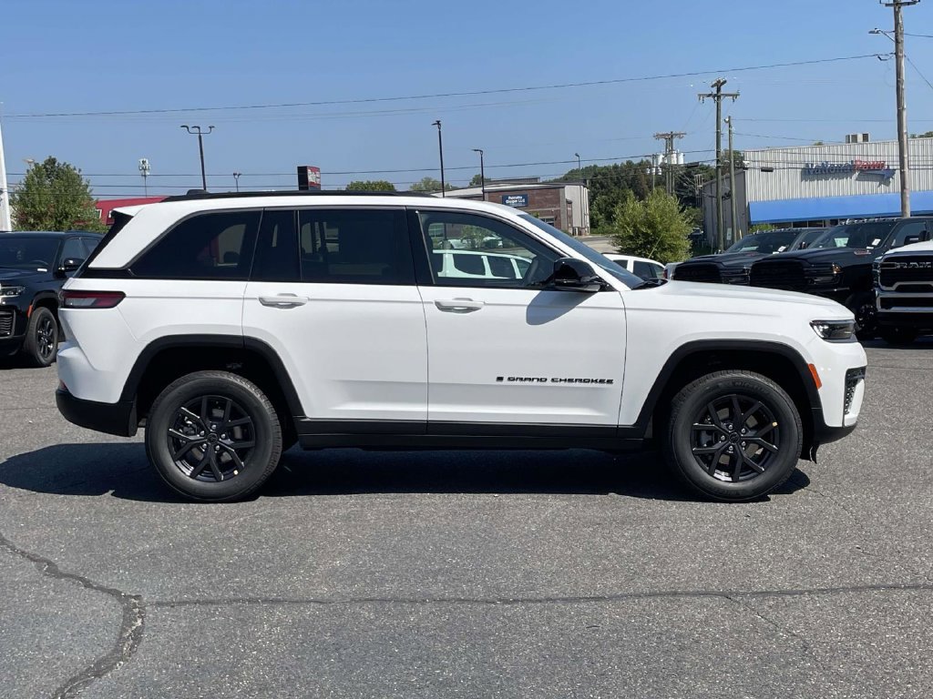 New 2027 Jeep Grand Cherokee Altitude RWD image 8