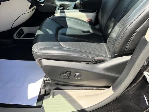 Used 2021 Chrysler Pacifica Touring-L FWD image 15