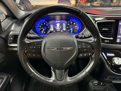 Used 2019 Chrysler Pacifica Touring-L Plus w/ Advanced Safetytec Group FWD image 12