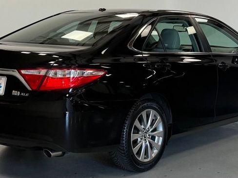 Used 2015 Toyota Camry XLE w/ Moonroof Package FWD image 3
