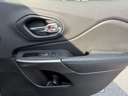 Used 2019 Jeep Cherokee Latitude Plus FWD image 42