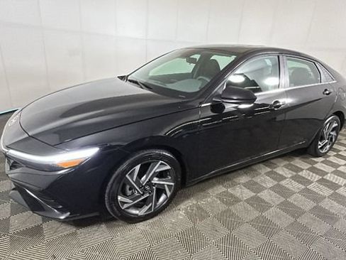 Used 2025 Hyundai Elantra SEL FWD image 6