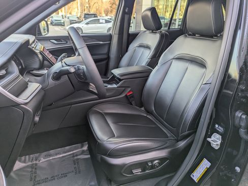 Used 2024 Jeep Grand Cherokee Limited w/ Black Appearance Package image 25