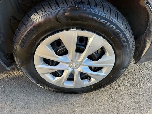 Used 2015 Toyota Corolla LE image 3