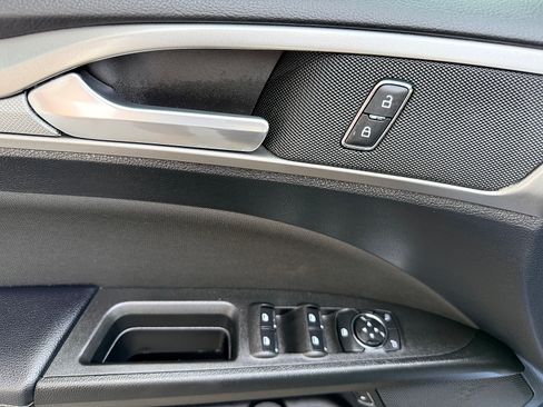 Used 2019 Ford Fusion SE FWD image 18