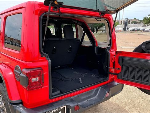 Used 2025 Jeep Wrangler Unlimited Sahara AWD/4WD image 17