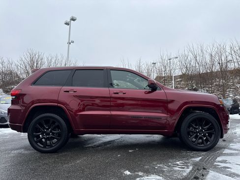 Used 2018 Jeep Grand Cherokee Altitude image 11