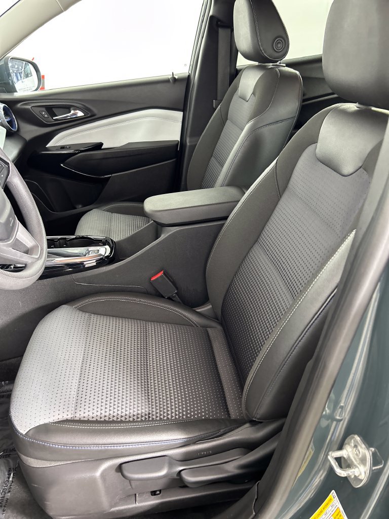 Used 2025 Chevrolet Trax LT FWD image 12