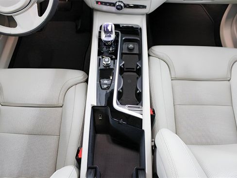 Certified 2025 Volvo XC60 B5 Ultra w/ Climate Package image 18