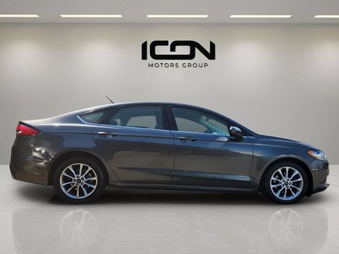 Used 2017 Ford Fusion SE w/ Fusion SE Technology Package FWD image 10