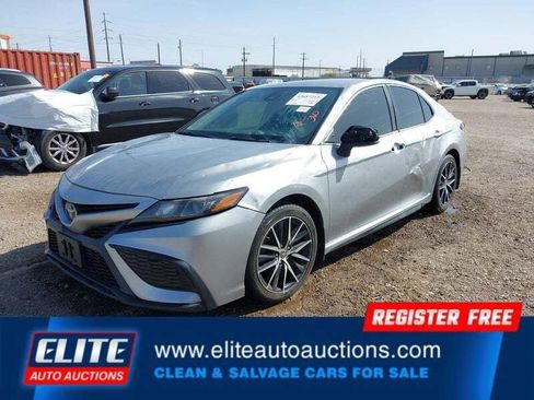 Used 2021 Toyota Camry SE image 3