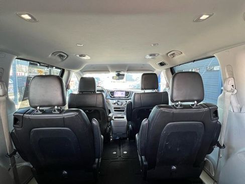 Used 2023 Chrysler Pacifica Touring-L image 8