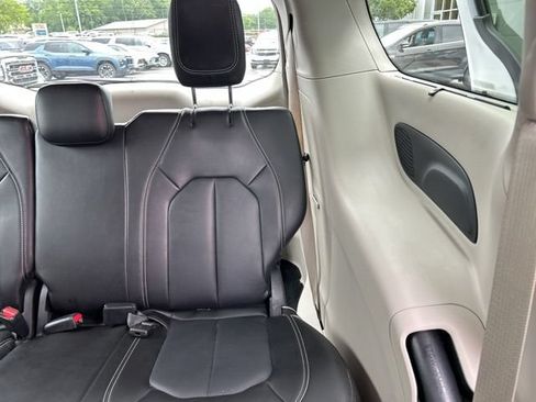 Used 2024 Chrysler Pacifica Touring-L w/ Uconnect Theater Family Group FWD image 21