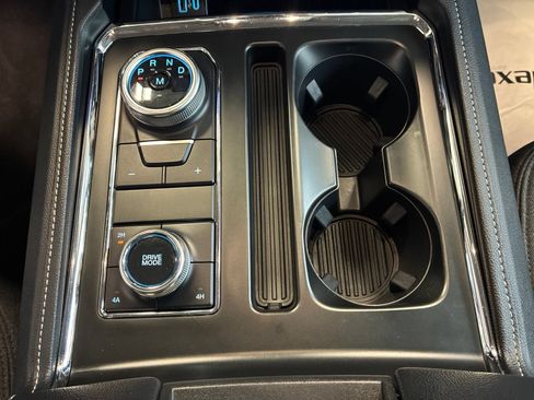 Used 2024 Ford Expedition XLT AWD/4WD image 29