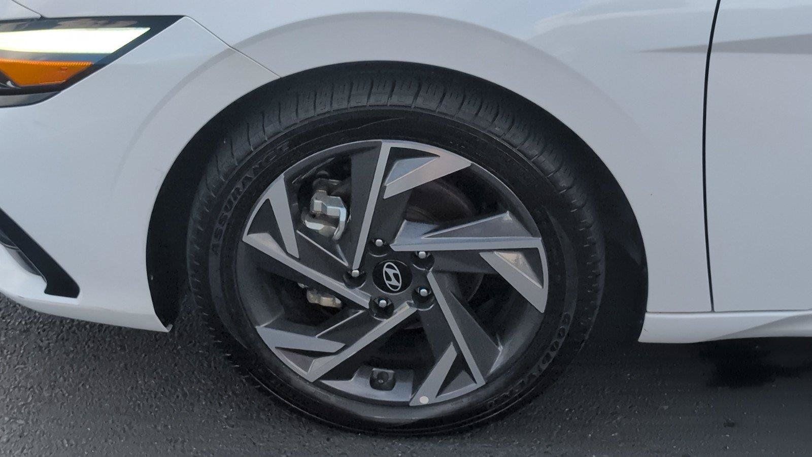 Used 2024 Hyundai Elantra Limited FWD image 11