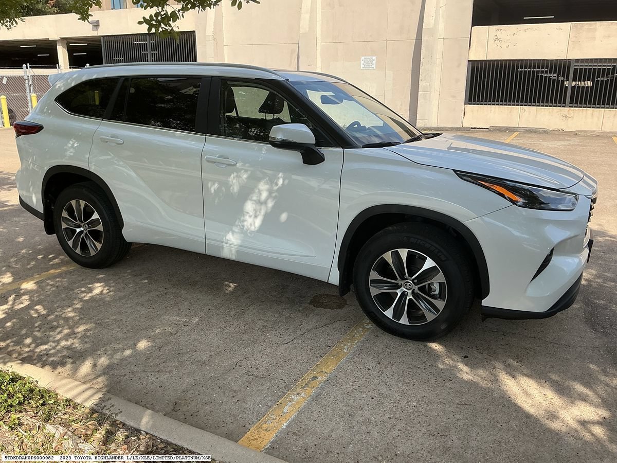 Used 2023 Toyota Highlander XLE FWD image 6