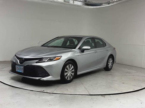 Used 2018 Toyota Camry FWD image 2