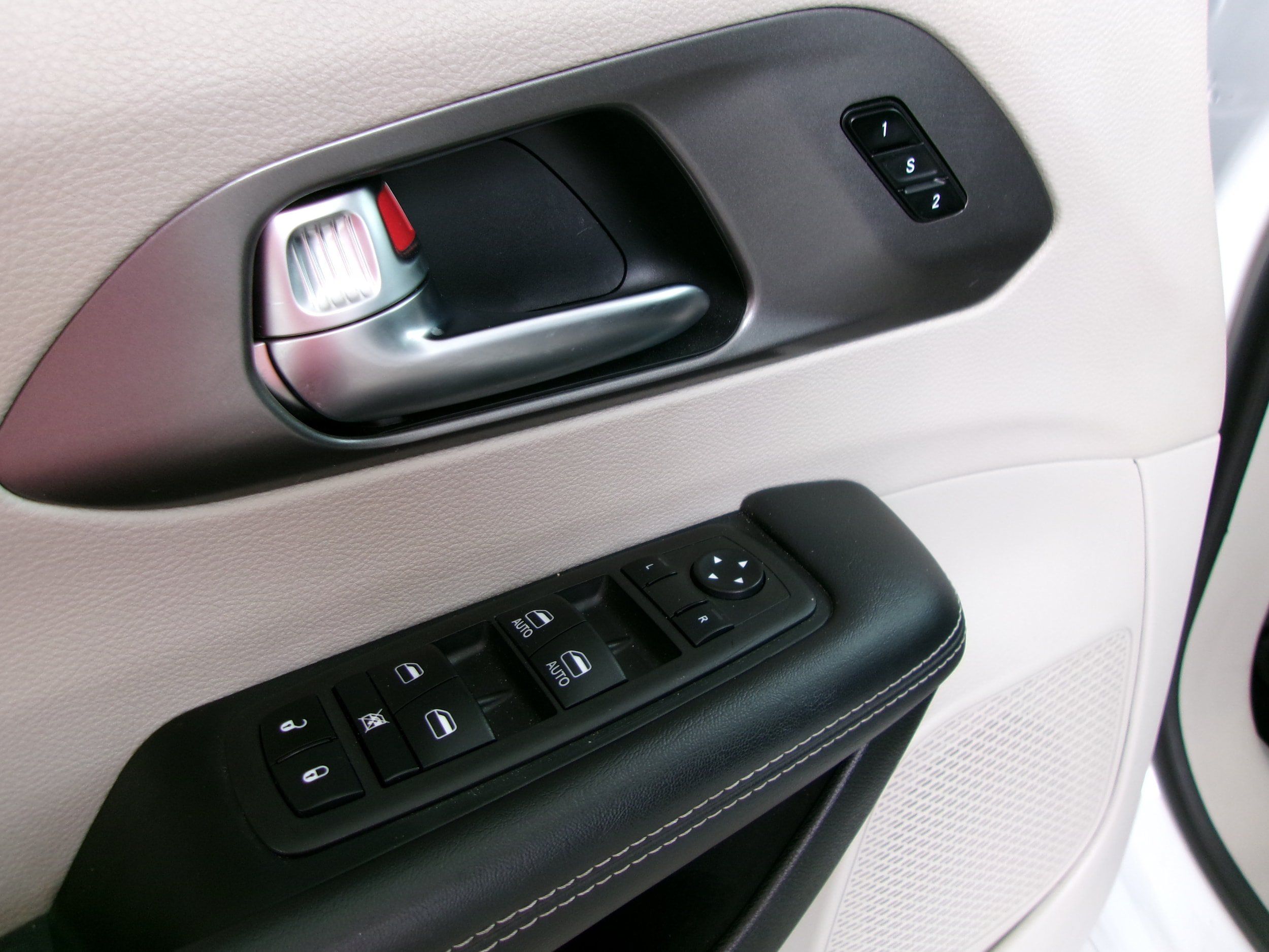 Used 2024 Chrysler Pacifica Touring-L FWD image 11