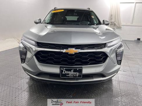 Used 2025 Chevrolet Trax LT FWD image 2