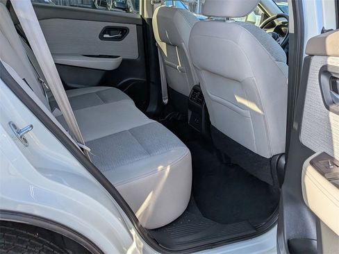 Used 2022 Nissan Rogue SV image 19