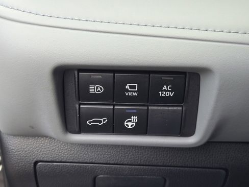 Used 2025 Toyota Highlander Limited AWD/4WD image 25