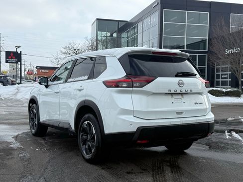 Used 2024 Nissan Rogue SV image 3