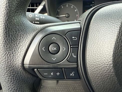 Used 2025 Toyota Corolla LE image 28