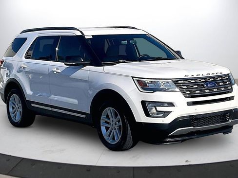 Used 2017 Ford Explorer XLT w/ Equipment Group 202A image 2