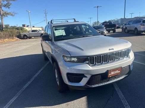 Used 2022 Jeep Grand Cherokee Laredo w/ Luxury Tech Group I image 3
