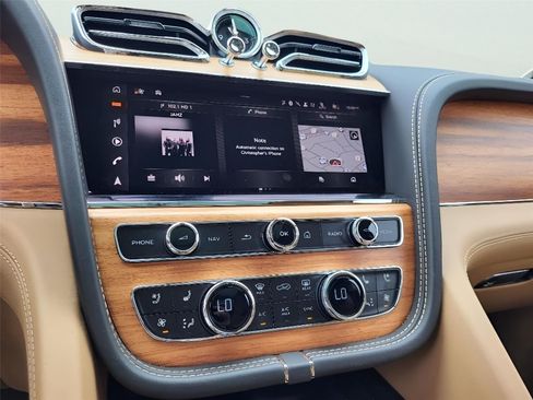 Used 2023 Bentley Bentayga Extended Wheelbase AWD/4WD image 16