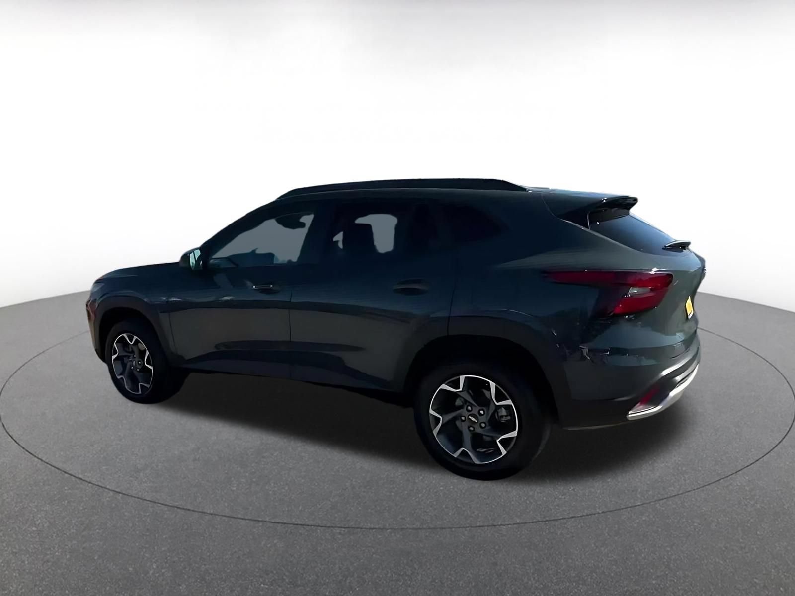 Used 2025 Chevrolet Trax LT w/ LT Convenience Package FWD image 9