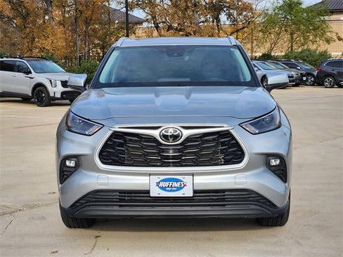 Used 2023 Toyota Highlander XLE image 2